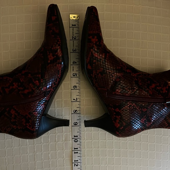 Ladies SZ 6.5 AMELIA GRACE Vino Multi Nadita Faux Snakeskin Red/Black - Picture 14 of 16